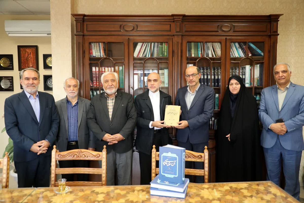 اهدای کتابهای دکتر علی ولایتی به کتابخانه تخصصی صفویه شناسی