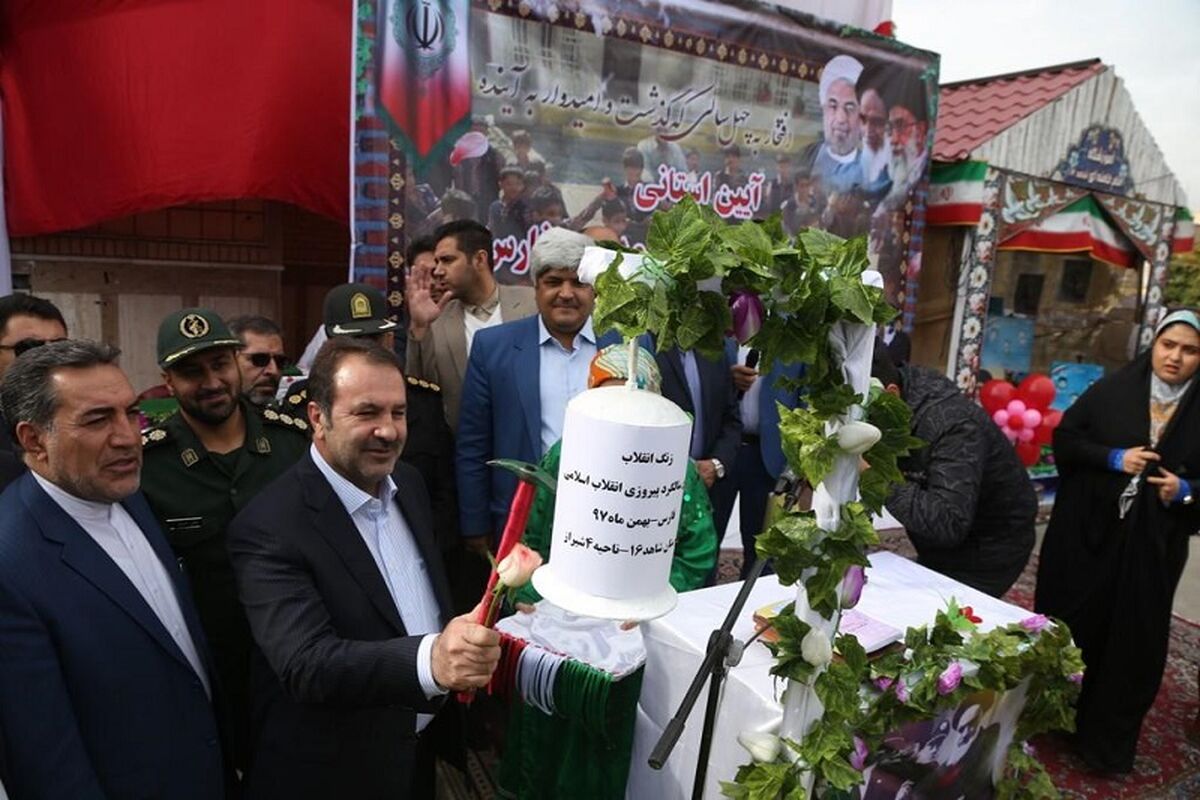 استاندار فارس در مراسم نواختن زنگ انقلاب 1