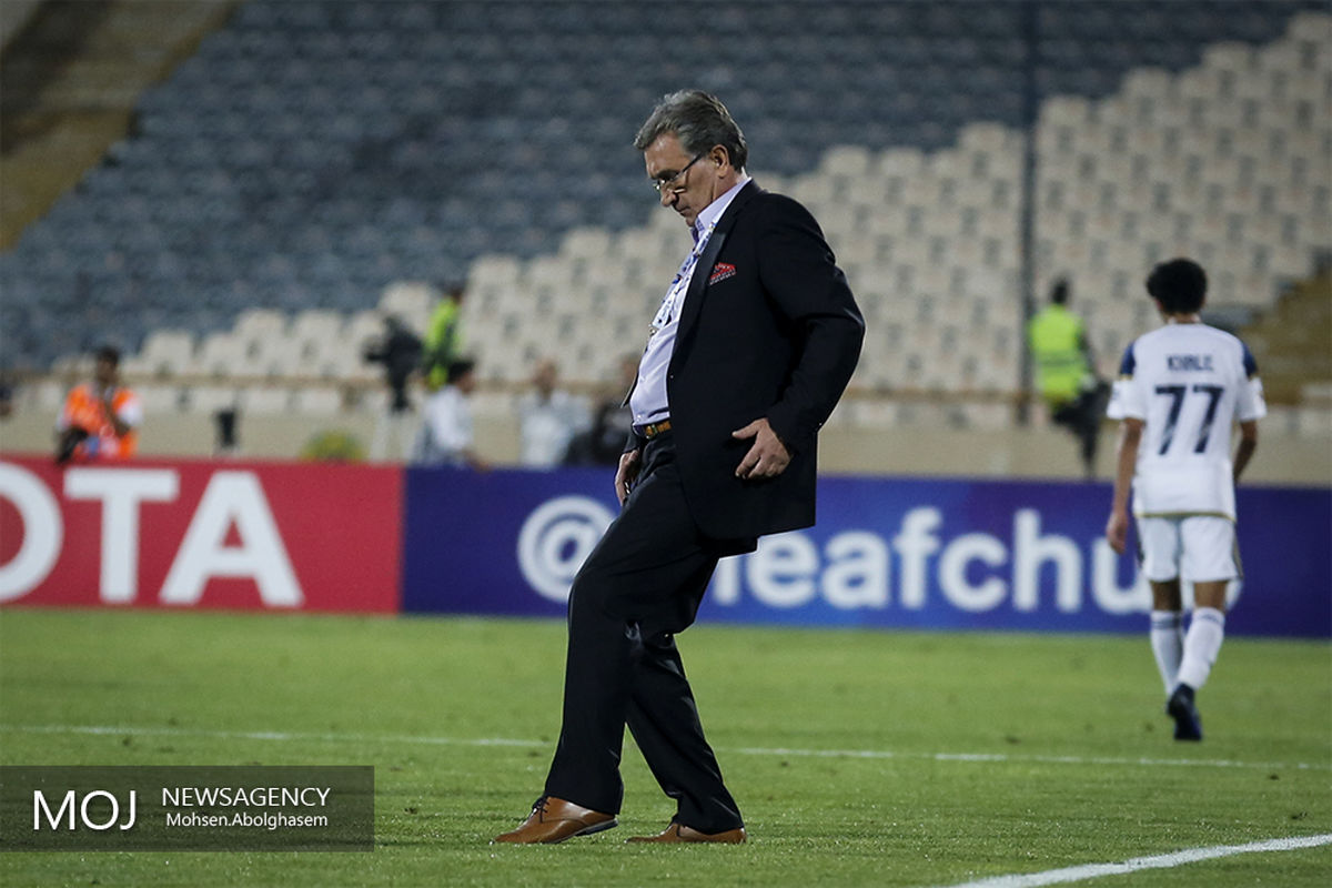 درست کردن چمن زمین توسط برانکو مربی تیم پرسپولیس 