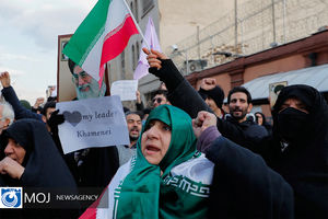 دانشجویان مقابل سفارت فرانسه در تهران اجتماع کردند