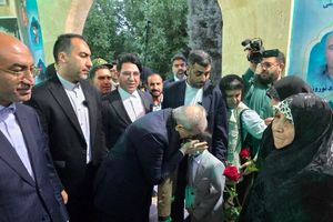 رئیس‌ جمهور در بدو ورود به کرمانشاه با خانواده معظم شهدا دیدار کرد