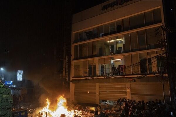 در اعتراضات به قتل فعال سیاسی در بنگلادش، چندین ساختمان به آتش کشیده شد