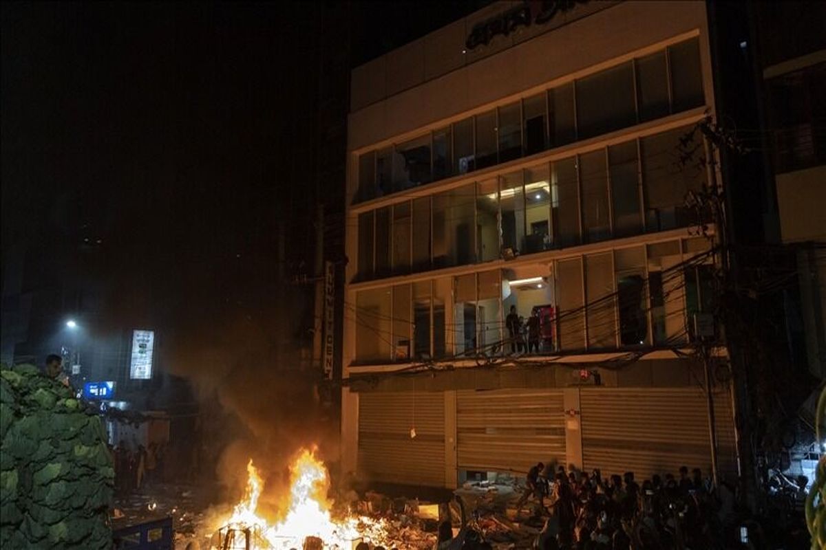 در اعتراضات به قتل فعال سیاسی در بنگلادش، چندین ساختمان به آتش کشیده شد آتشسوزی