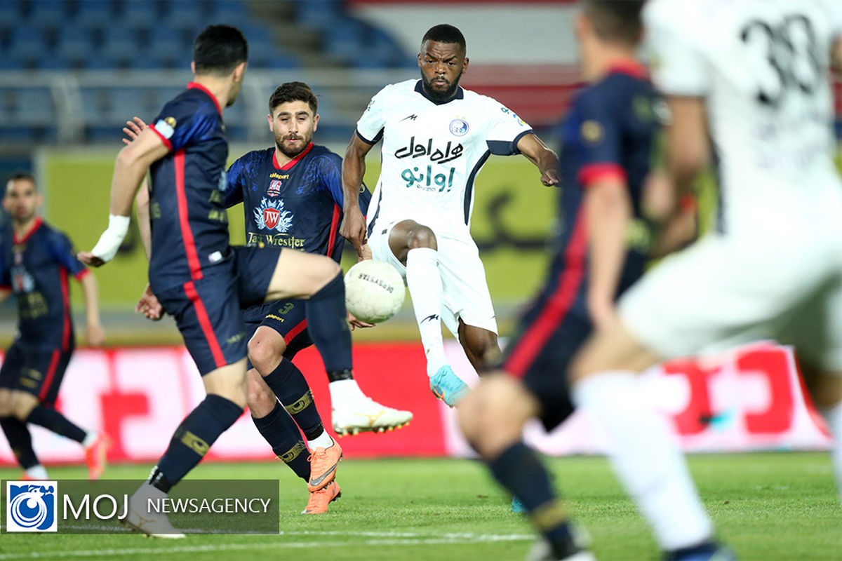 دیدار تیم‌های فوتبال نساجی و استقلال