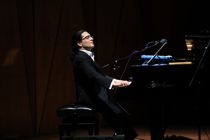 سامان احتشامی در تالار وحدت پیانو می‌نوازد