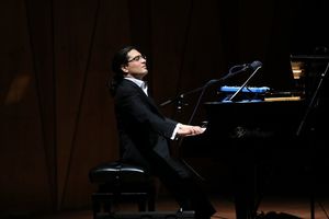 سامان احتشامی در تالار وحدت پیانو می‌نوازد