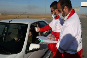 غربالگری و تب سنجی نیروهای هلال احمر رزن/ اهدا 3 هزار ماسک توسط یک خیر رزنی