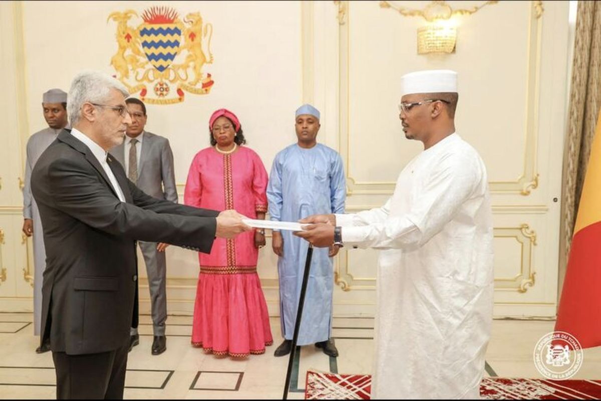 استوارنامه سفیر اکردیته ایران به رئیس جمهوری چاد تقدیم شد