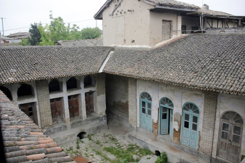 از آنجایی که مالک عمارت یزدی بود معماری بنا هم به صورت کویری ساخته شد