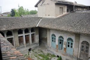  از آنجایی که مالک عمارت یزدی بود معماری بنا هم به صورت کویری ساخته شد 