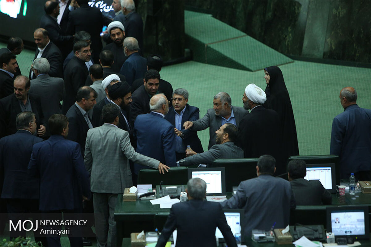 تنش در صحن علنی مجلس شورای اسلامی -  ۱۱ مهر ۱۳۹۷