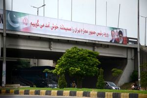 اسلام‌آباد مزین به تصاویر رهبر معظم انقلاب و رئیس جمهور ایران شد