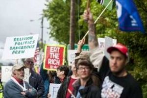 راهپیمایی در اعتراض به سفر ترامپ به ایالت ویرجینیا