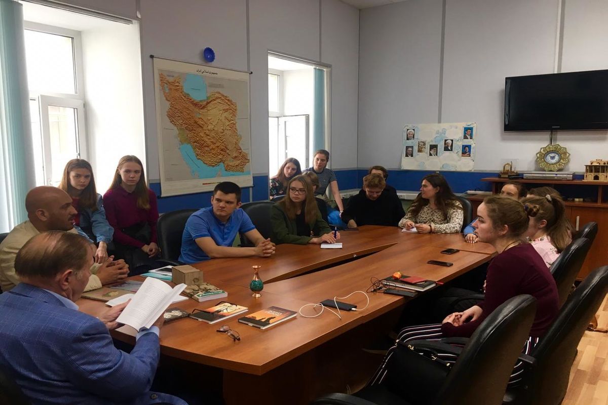 قزلی در جمع دانشجویان زبان فارسی دانشگاه زبان‌شناسی مسکو