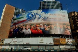 نقش «منم سرباز ایران» به دیوارنگاره میدان ولیعصر (عج)
