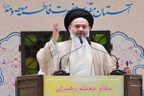 امام سیاست را با معنویت درهم آمیخت و فرمود دین منهای سیاست و سیاست منهای دین معنی ندارد.