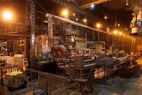 صنایع یک روز در هفته قطعی برق دارند/وزارت نیرو متعهد به تامین برق صنایع است