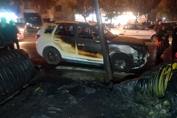 آتش‌سوزی دپوی لوله‌های پلی‌اتیلن در یادگار/ ۴ خودرو و سه منزل آسیب دید