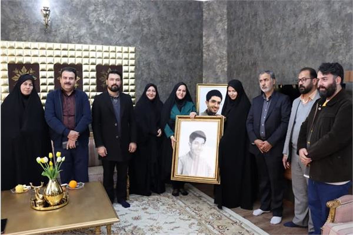 اهدا-تابلو-نقاشی-توسط-تصویرگر-تابلو-به-مادر-شهید-امیر-حسین-قربانی