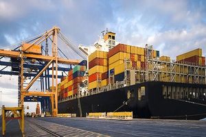 پهلودهی ۱۶ فروند کشتی کالاهای اساسی در بندر شهید رجایی