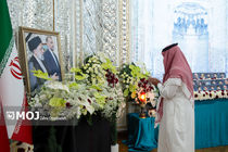 امضاء دفتر یادبود شهدای خدمت در وزارت خارجه