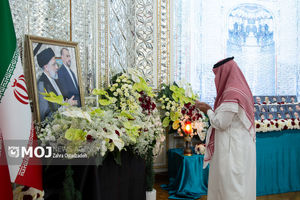 امضاء دفتر یادبود شهدای خدمت در وزارت خارجه