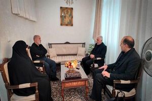 رئیس سازمان زندان‌ها در منزل خانواده شهدای بازداشتگاه اوین حضور یافت