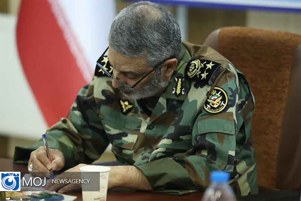 نشست هم‌ اندیشی فرمانده کل ارتش با دانشجویان دافوس
