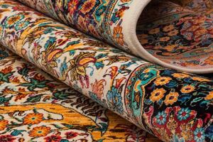 رونمایی از فرش ابریشمی ۱۷ رنگ و ۸۰ نقشه زنان زندانی در رشت