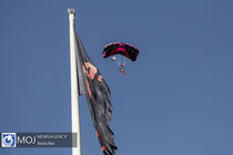 پرش با چتر یادبود هفته دفاع مقدس از برج پرچم تهران