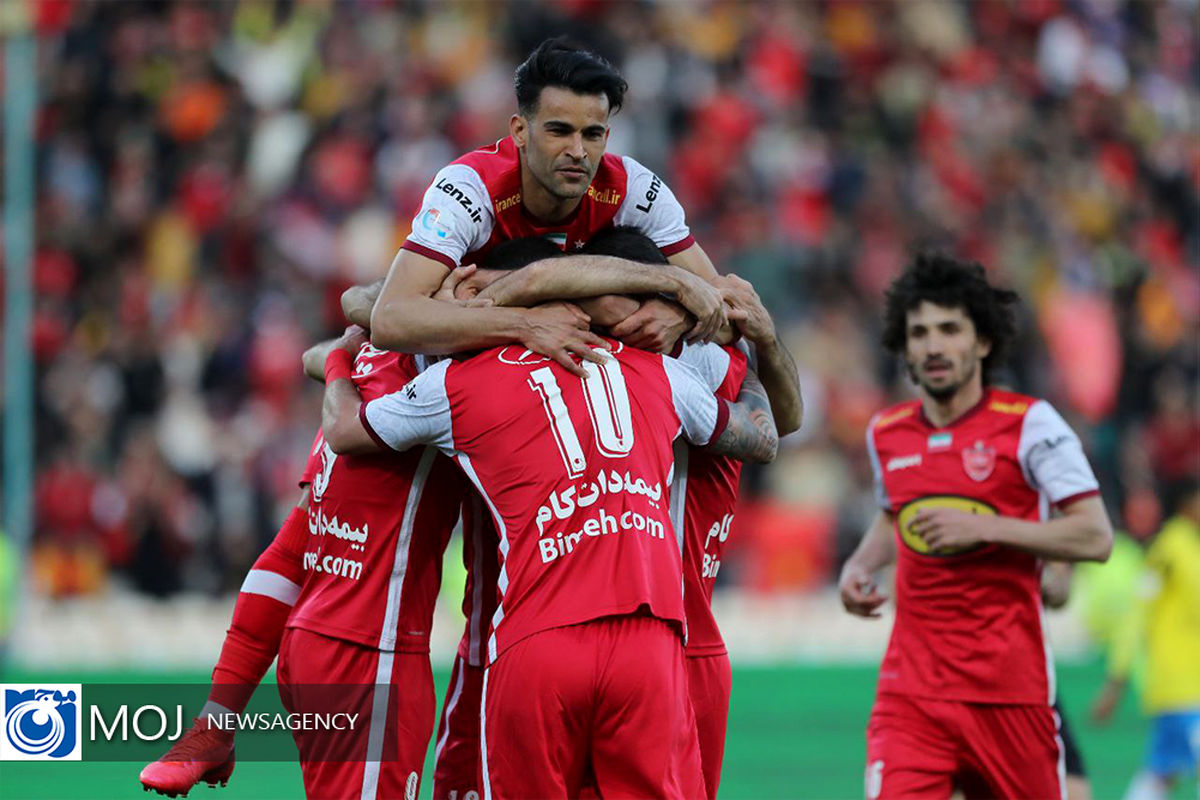 دیدار تیم های فوتبال پرسپولیس و نفت مسجد سلیمان