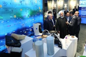 روحانی از نمایشگاه دستاوردهای صنعت پتروشیمی بازدید کرد
