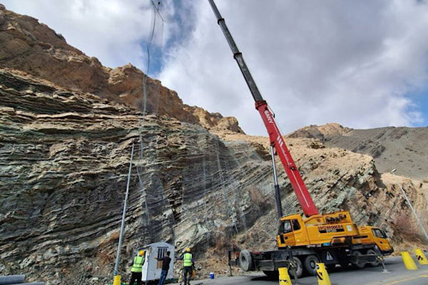 آغاز عملیات ارتقاء ایمنی و تثبیت ترانشه‌های ریزشی در محور کرج - کندوان