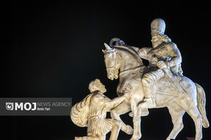 رونمایی از مجسمه «زانو زنندگان برابر ایران»