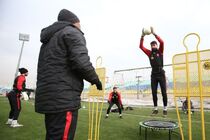 باران سنگ و تشویق بر  سر بیرانوند /مربی پرسپولیس زیر باران بطری هواداران آبی مصدوم شد