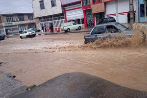 بارش باران منجر به برگشت فاضلاب به 25 خانه و آب‌گرفتگی 120 نقطه کرمانشاه شد