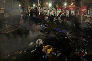 آتش سوزی در کمپ پناهجویان در حومه پاریس