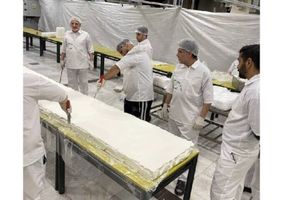 پخت کیک ۵۰۰ متری در حرم رضوی به مناسبت میلاد امام زمان (عج)