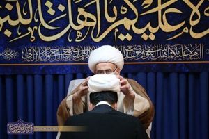 ملبس شدن طلاب جوان در عید مبعث 