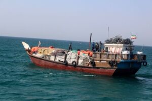 توقیف یک فروند لنج باری حامل لوازم صیادی غیر مجاز در آب های هرمزگان 