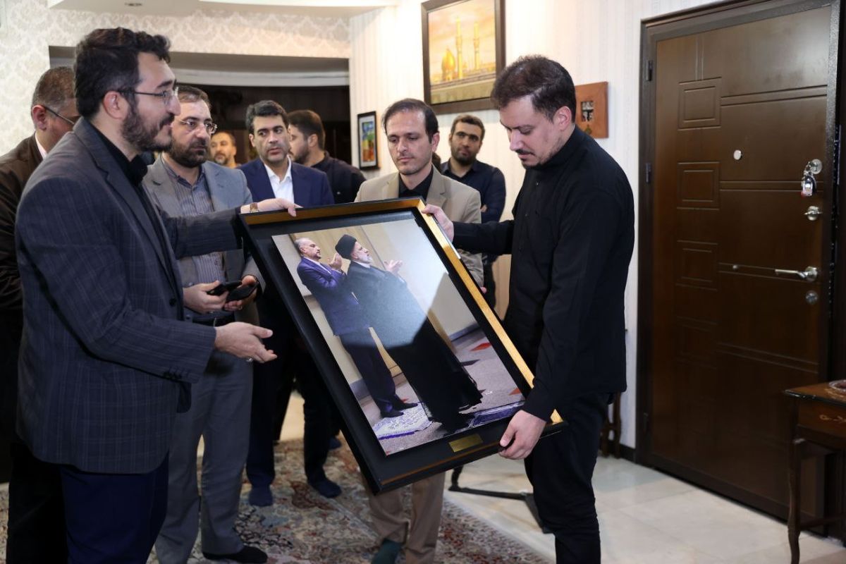 جمعی از کارشناسان و خبرنگاران سیاست خارجی در منزل شهید امیرعبداللهیان حضور یافتند