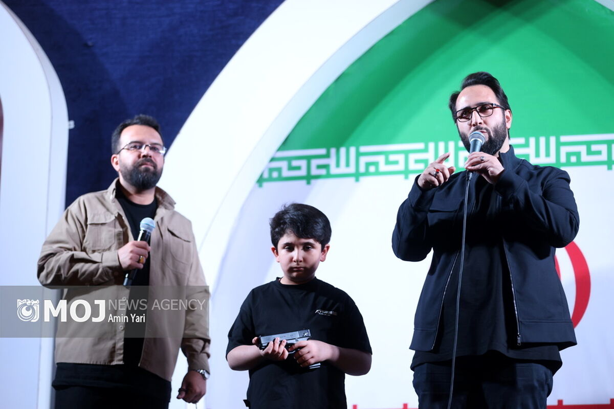 رونمایی از شناور تندروی هجومی ۲۷ رجب در میدان انقلاب