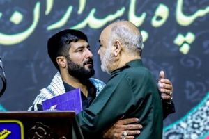 نشان سپاه به خادم فداکار حرم شاهچراغ اعطا شد