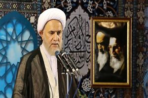 مسئولان منافع شخصی خود را فدای خدمت به ملت کنند