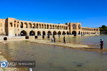 جریان آب در بستر خشک رودخانه زاینده‌رود جاری شد