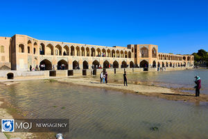 جریان آب در بستر خشک رودخانه زاینده‌رود جاری شد