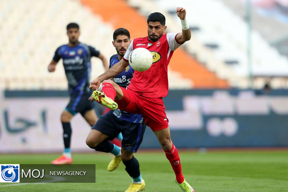 دیدار تیم‌ های فوتبال پرسپولیس و پیکان
