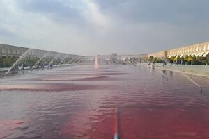 آب حوض میدان امام(ره) اصفهان گلگون شد