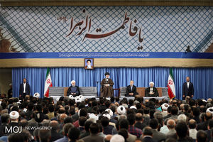 جمعی از مسئولان نظام و سفرای کشورهای اسلامی با آیت الله خامنه‌ای دیدار می‌کنند