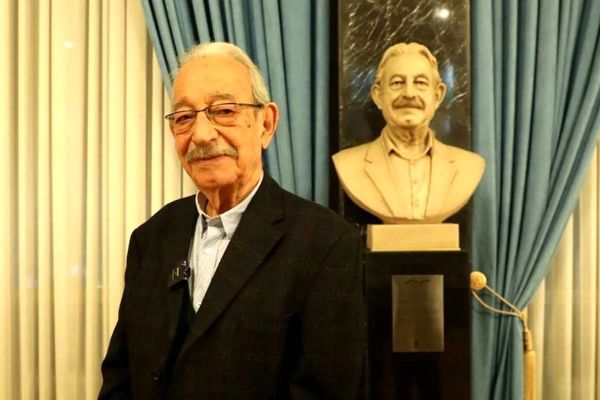 مدیرعامل بنیاد رودکی از استاد حسن ریاحی عیادت کرد